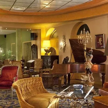 Cecilia Arc De Triomphe