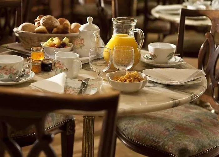 Cecilia Arc De Triomphe Hotel 3*