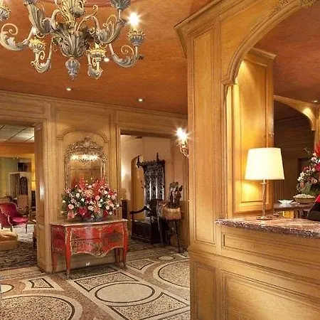 Cecilia Arc De Triomphe Hotel París