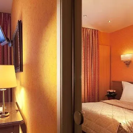 Cecilia Arc De Triomphe París