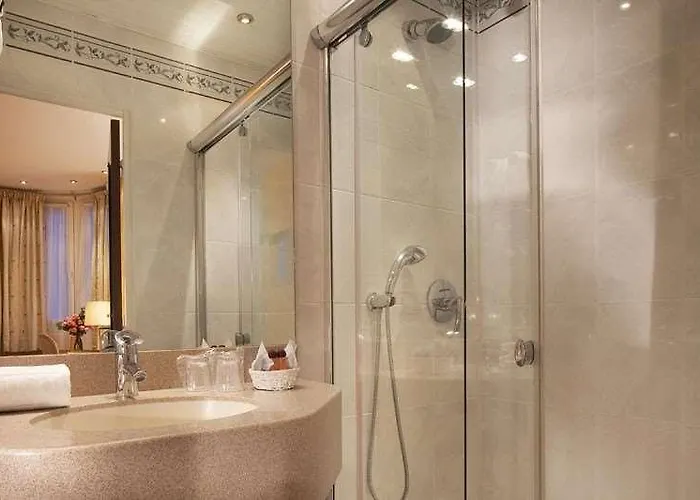 Cecilia Arc De Triomphe Hotel París